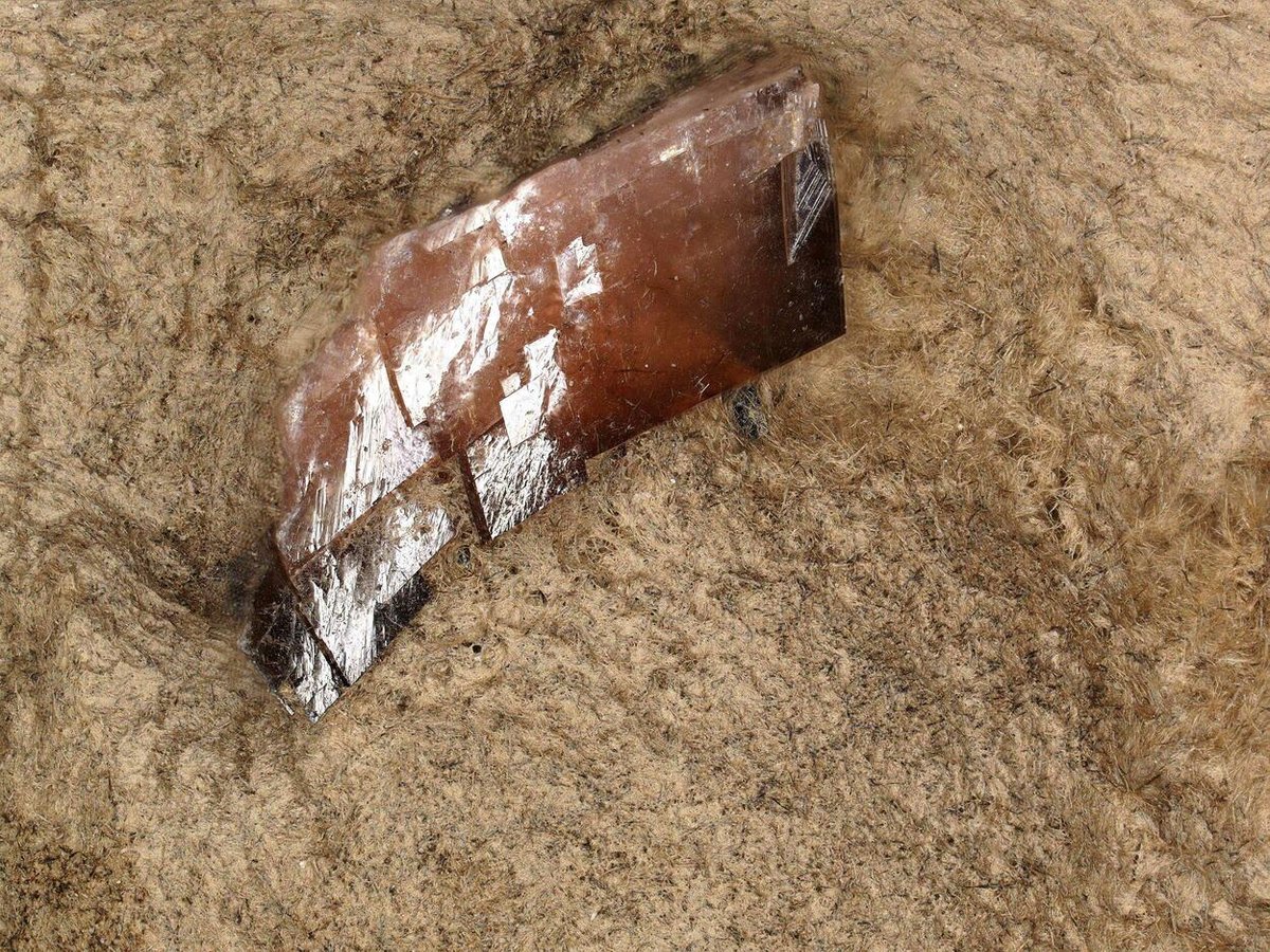 the yellow fibers are Gageites, the crystal is Rhodochrosite
