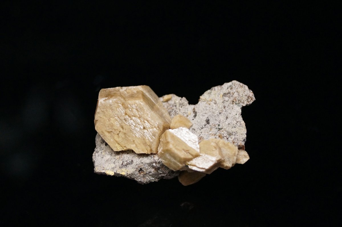 Whiteite-(CaFeMg)
