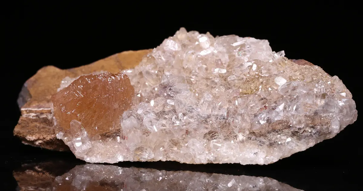 Olmiite, Calcite