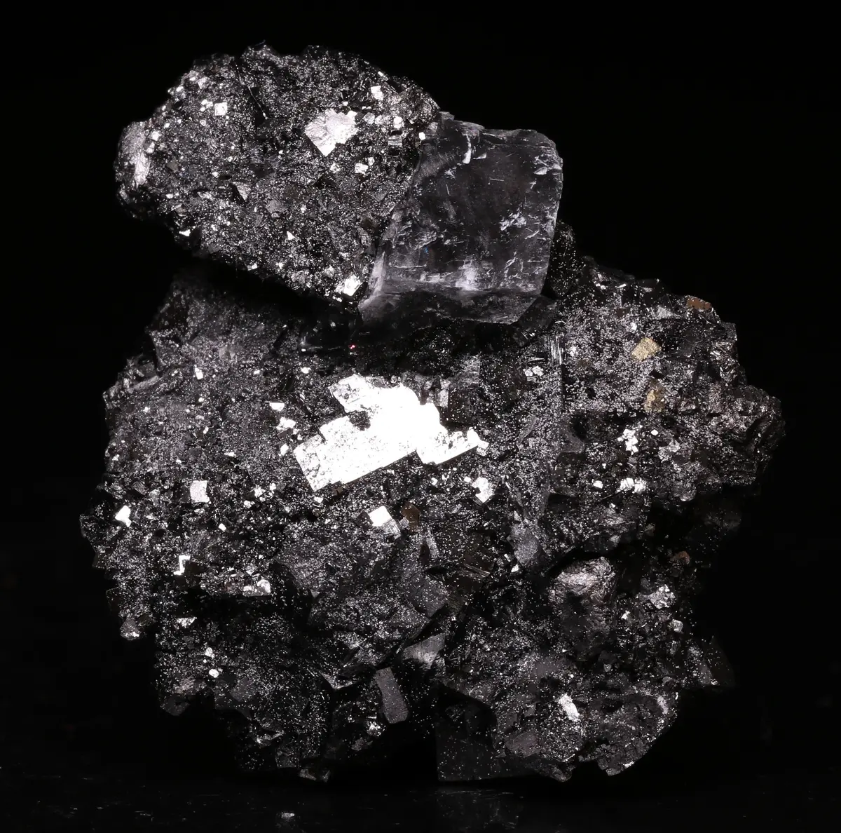 Bixbyite-(Mn), Calcite