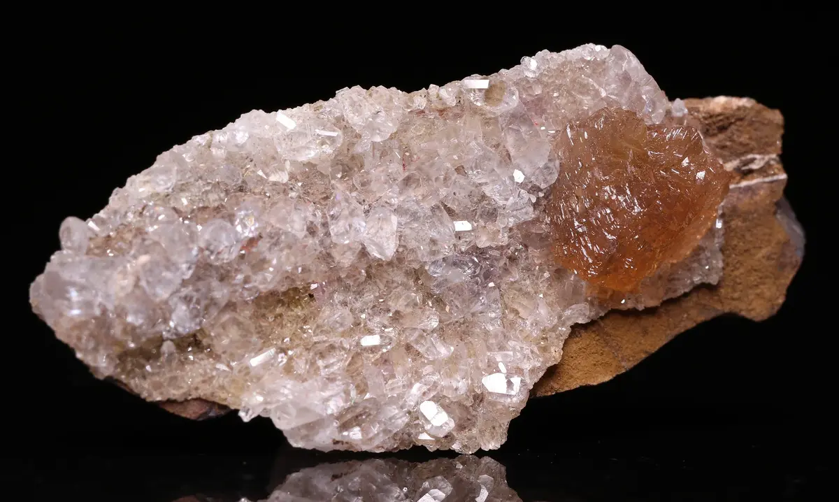 Olmiite, Calcite