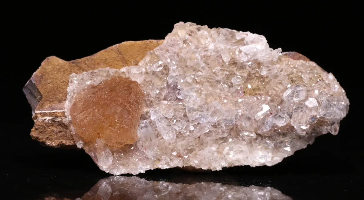 Olmiite, Calcite