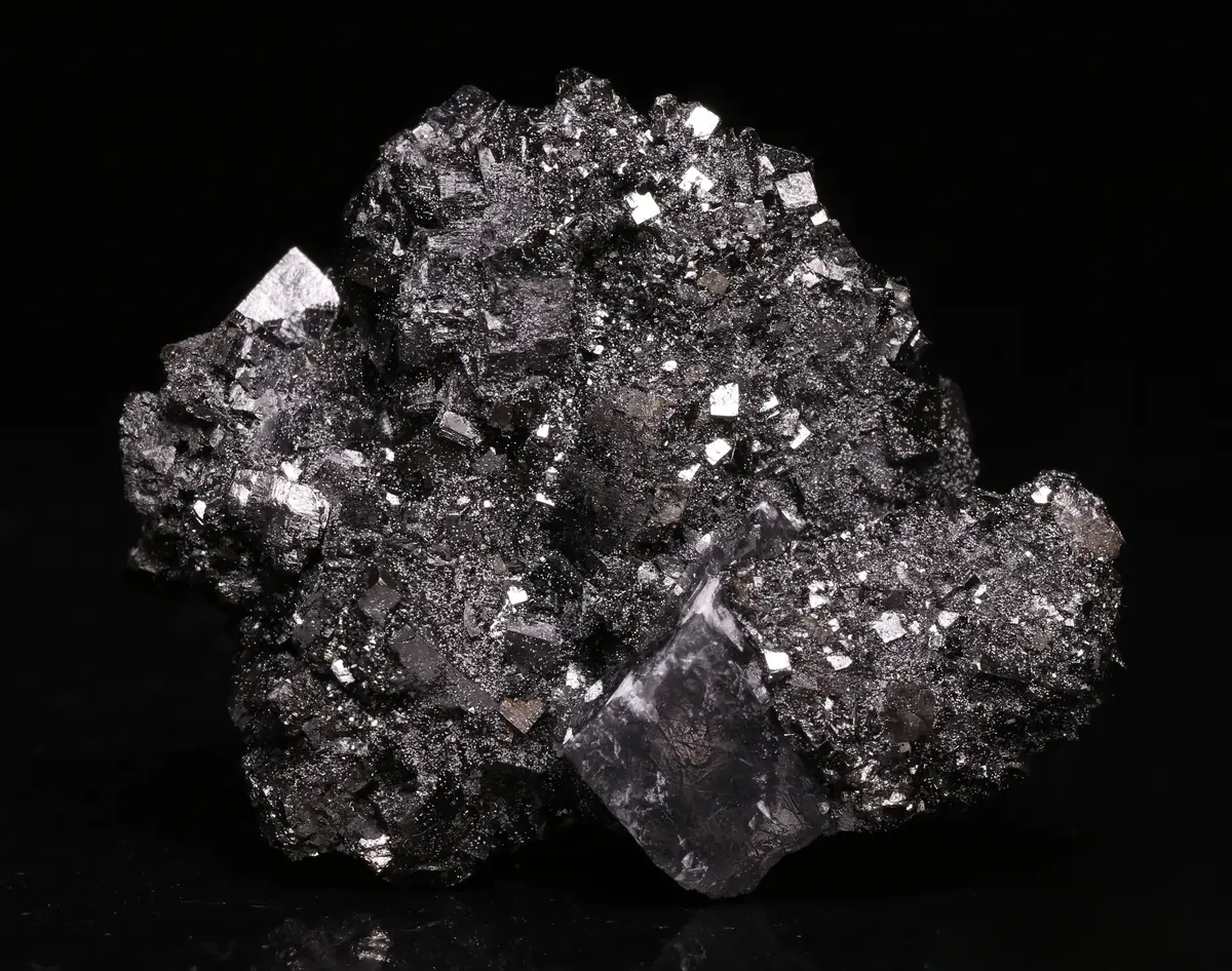 Bixbyite-(Mn), Calcite