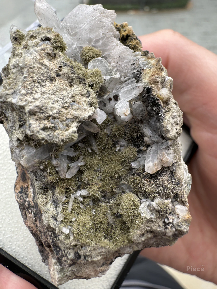 Johannsenite, Axinite-(Mn)