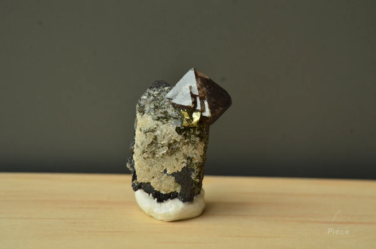 Scheelite, Wolframite, Chalcopyrite, Quartz, Chlorite Group