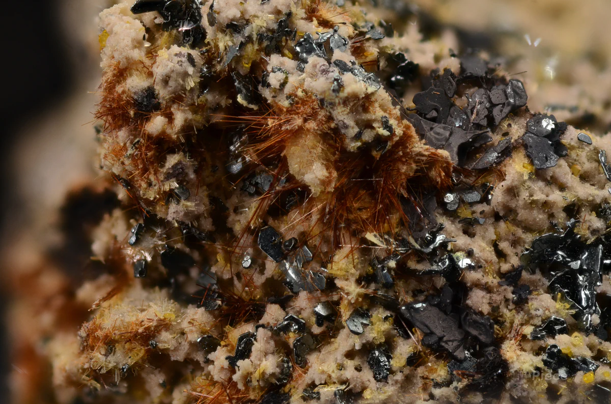 Yuanfuliite, Hematite