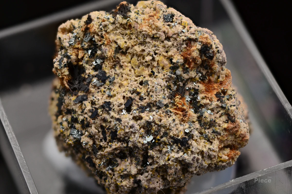Yuanfuliite, Hematite