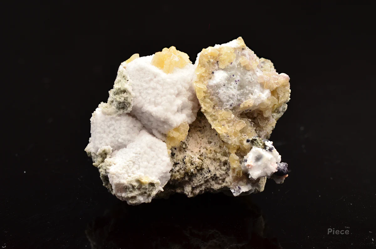 Hackmanite, Albite, Calcite