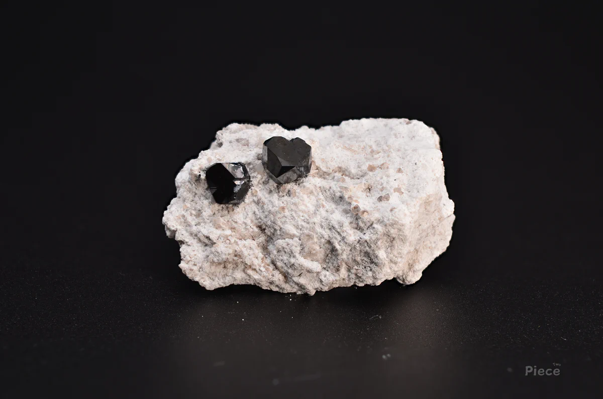 Bixbyite-(Mn)