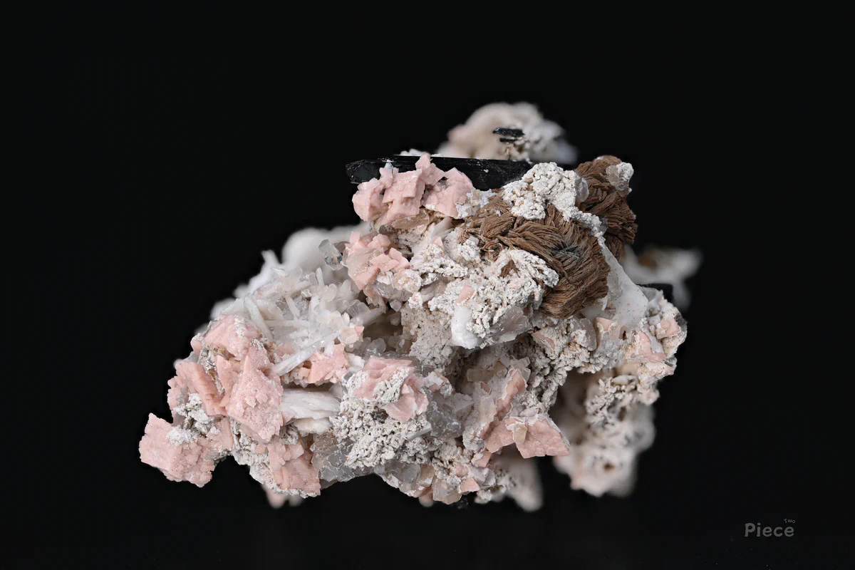 Rhodochrosite, Rhabdophane-(Ce), Nenadkevichite, Ancylite-(Ce), Natrolite