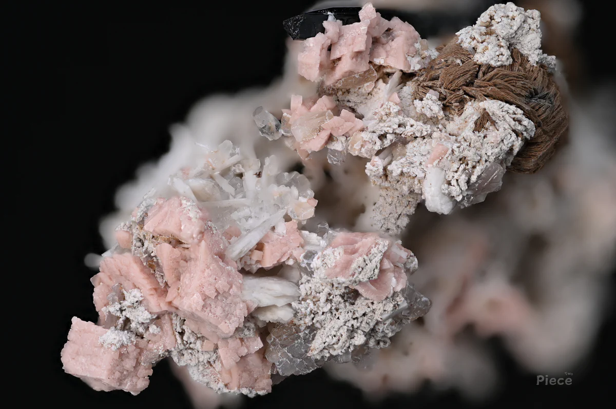 Rhodochrosite, Rhabdophane-(Ce), Nenadkevichite, Ancylite-(Ce), Natrolite
