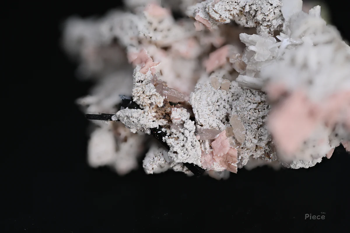 Rhodochrosite, Rhabdophane-(Ce), Nenadkevichite, Ancylite-(Ce), Natrolite