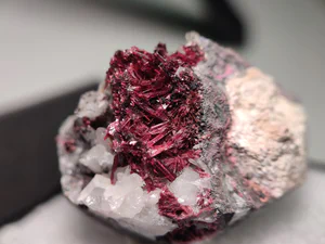 Erythrite, Quartz