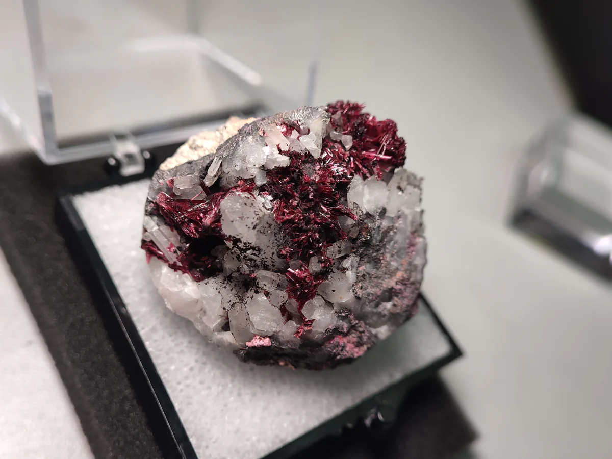Erythrite, Quartz
