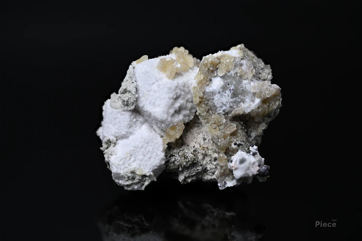 Hackmanite, Albite, Calcite