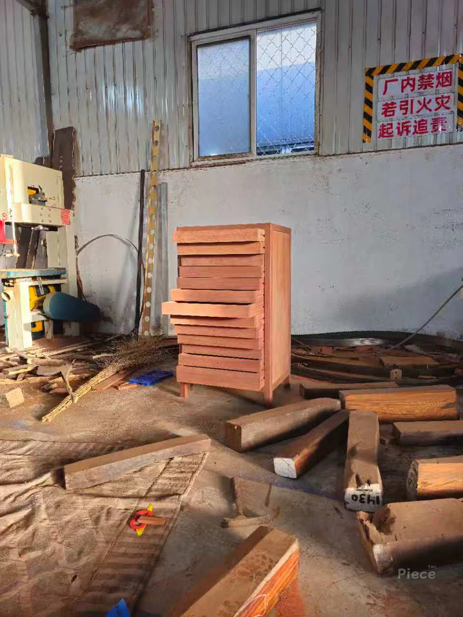 在家具厂里制作中