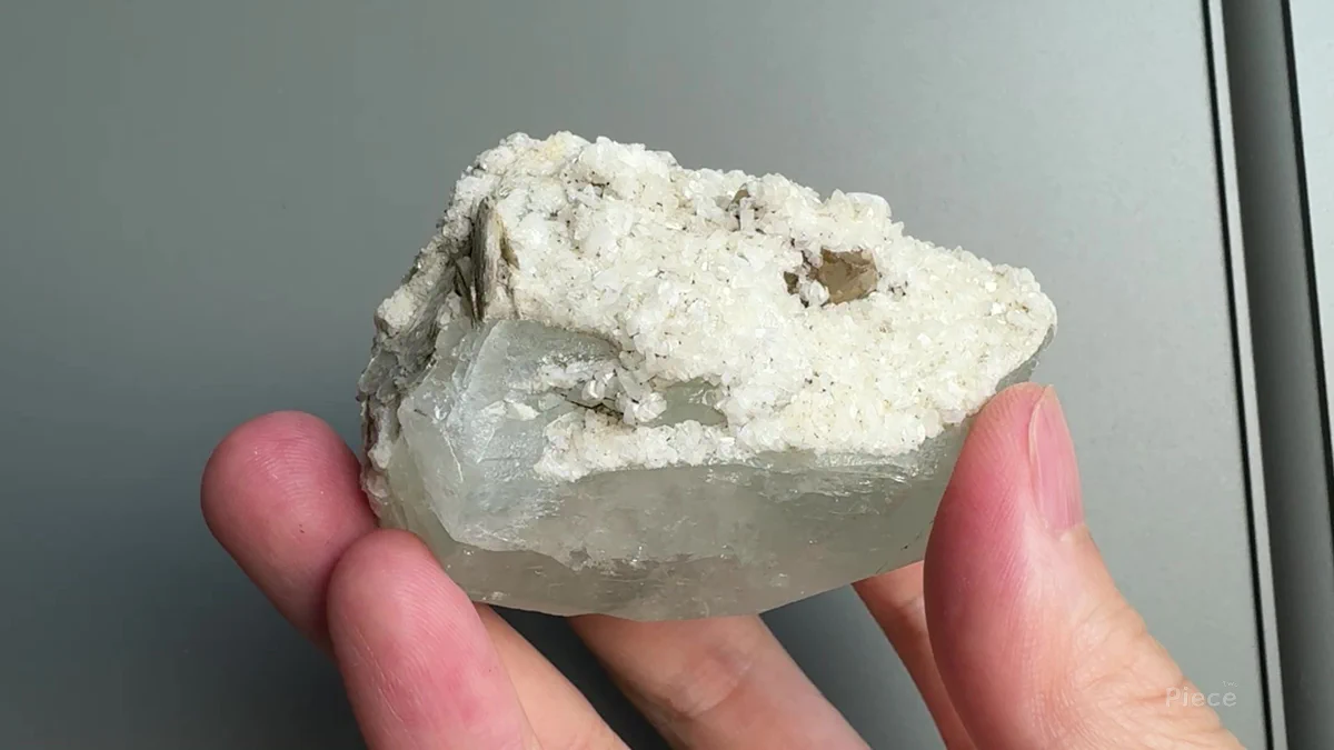 Aquamarine, Albite, Scheelite